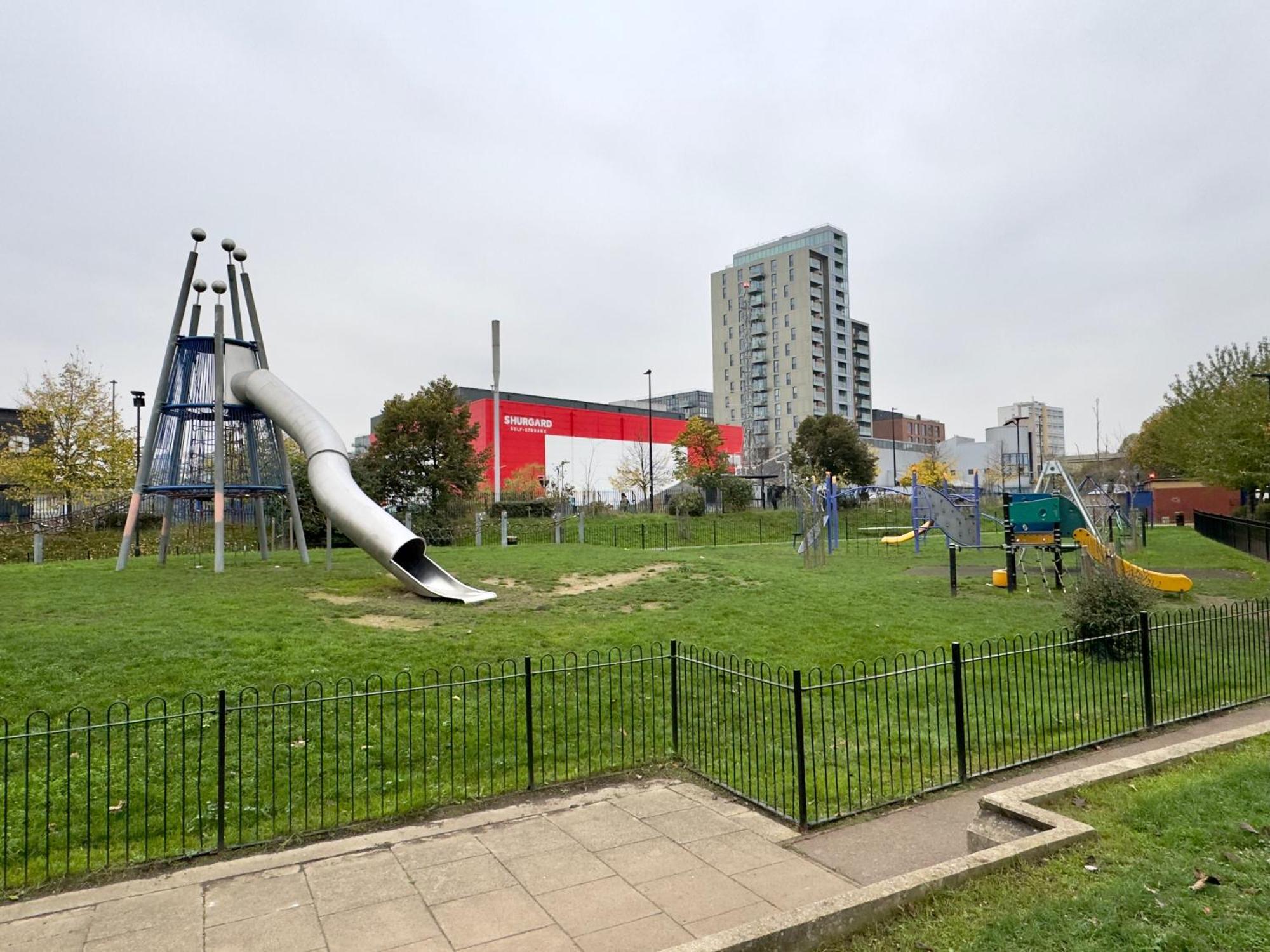 2 Bedrooms 2 Bath Modern Flat, Londdon View Balcony Apartment London