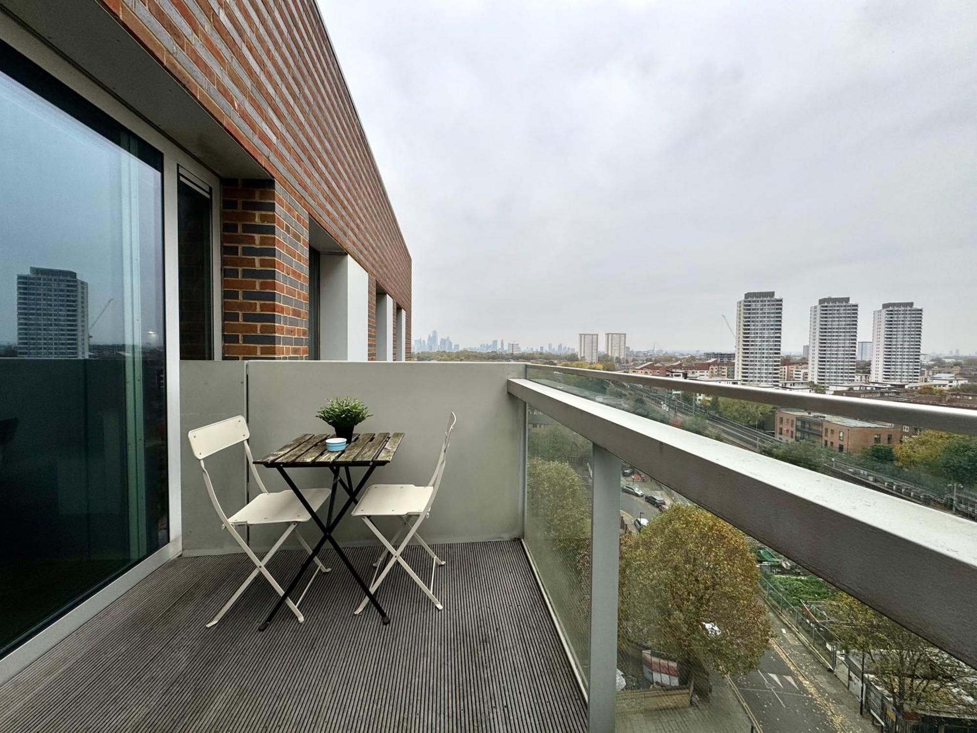 2 Bedrooms 2 Bath Modern Flat, Londdon View Balcony * London