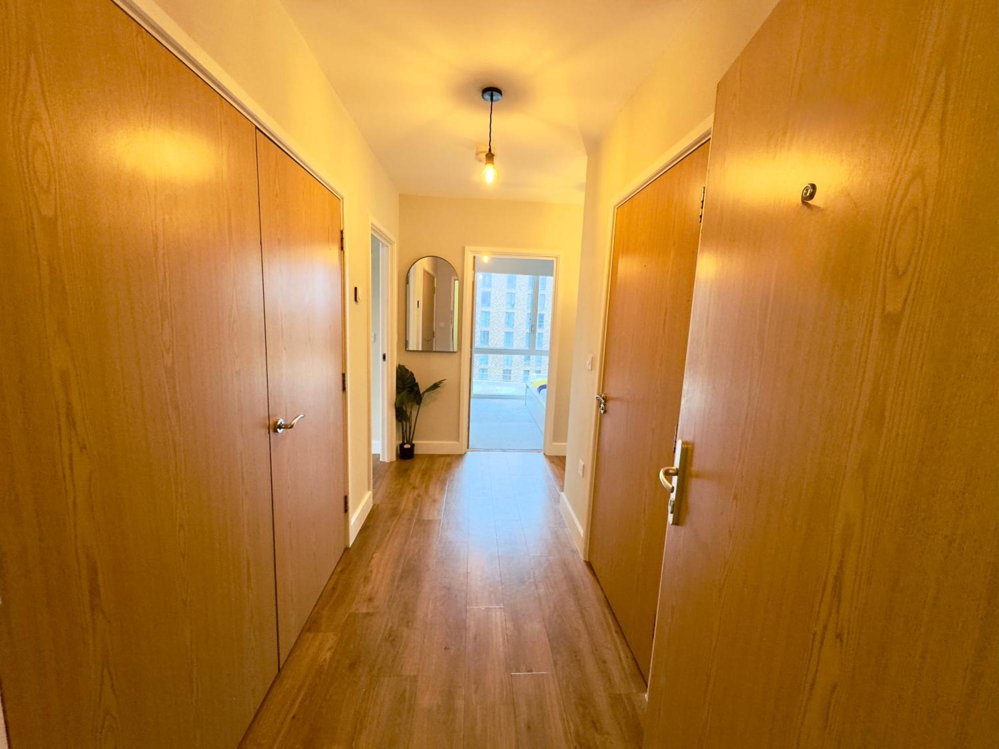 2 Bedrooms 2 Bath Modern Flat, Londdon View Balcony Apartment
