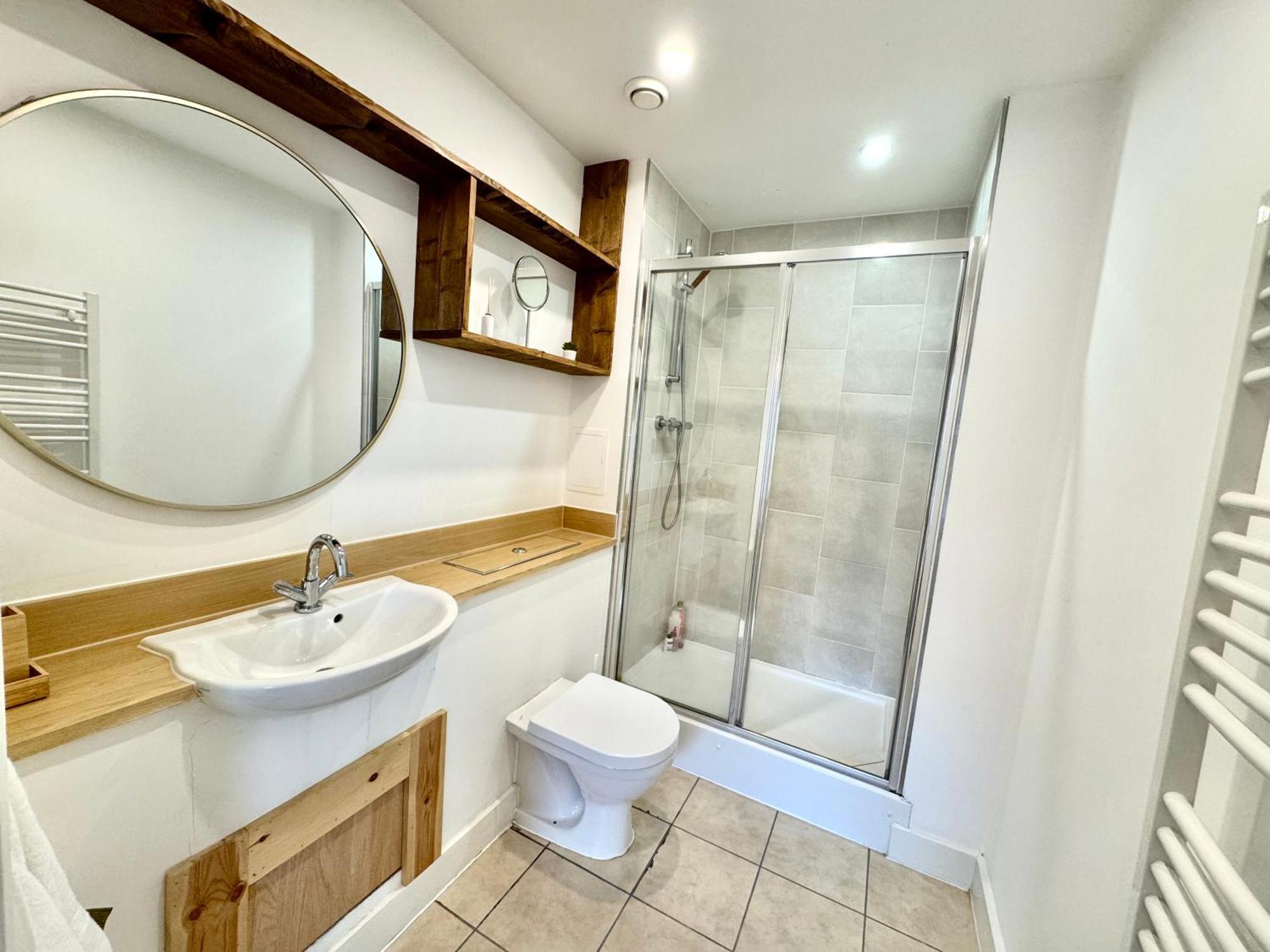 Apartment 2 Bedrooms 2 Bath Modern Flat, Londdon View Balcony