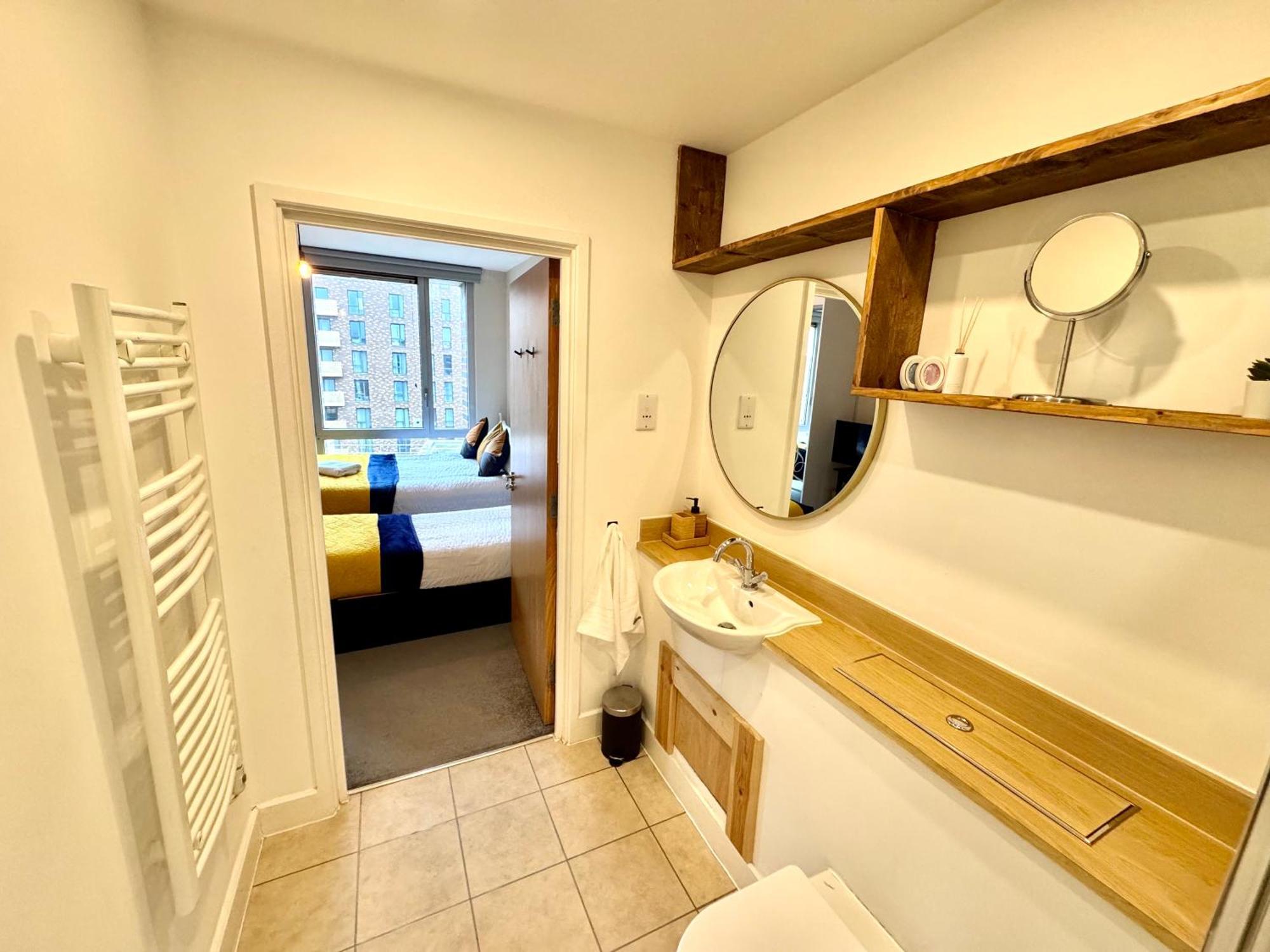 Apartment 2 Bedrooms 2 Bath Modern Flat, Londdon View Balcony *