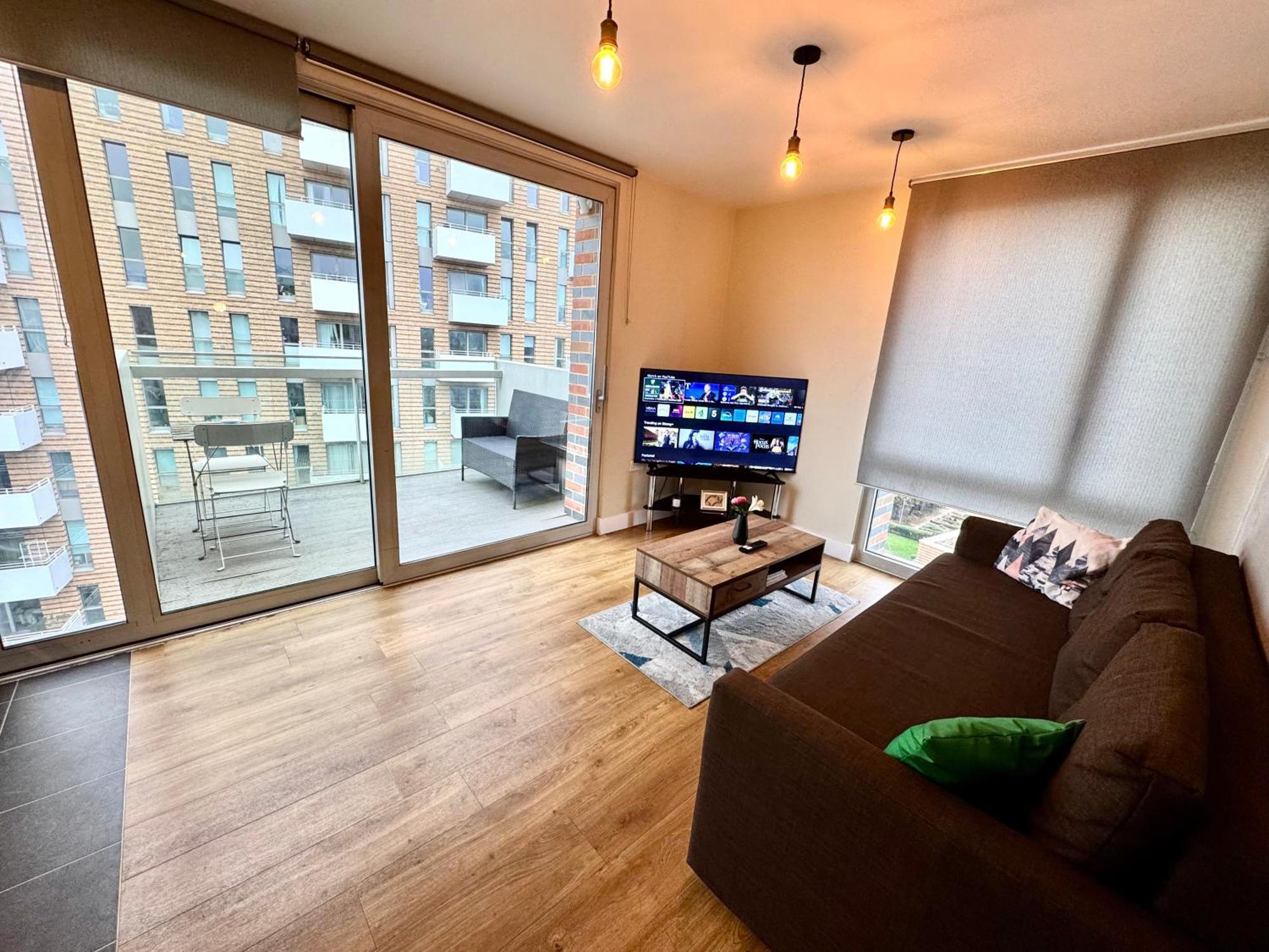 2 Bedrooms 2 Bath Modern Flat, Londdon View Balcony *
