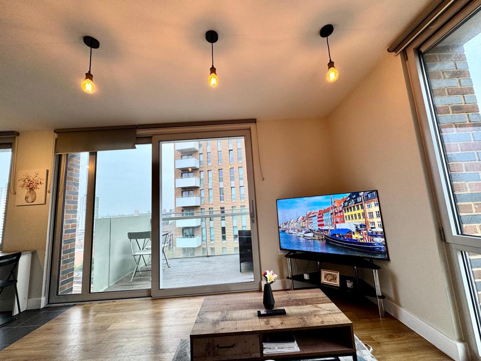 2 Bedrooms 2 Bath Modern Flat, Londdon View Balcony