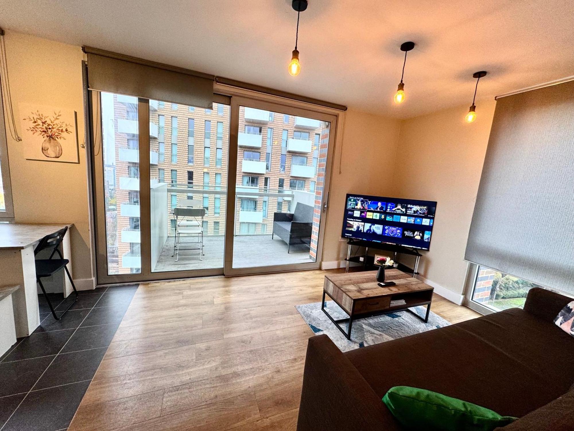 2 Bedrooms 2 Bath Modern Flat, Londdon View Balcony Apartment