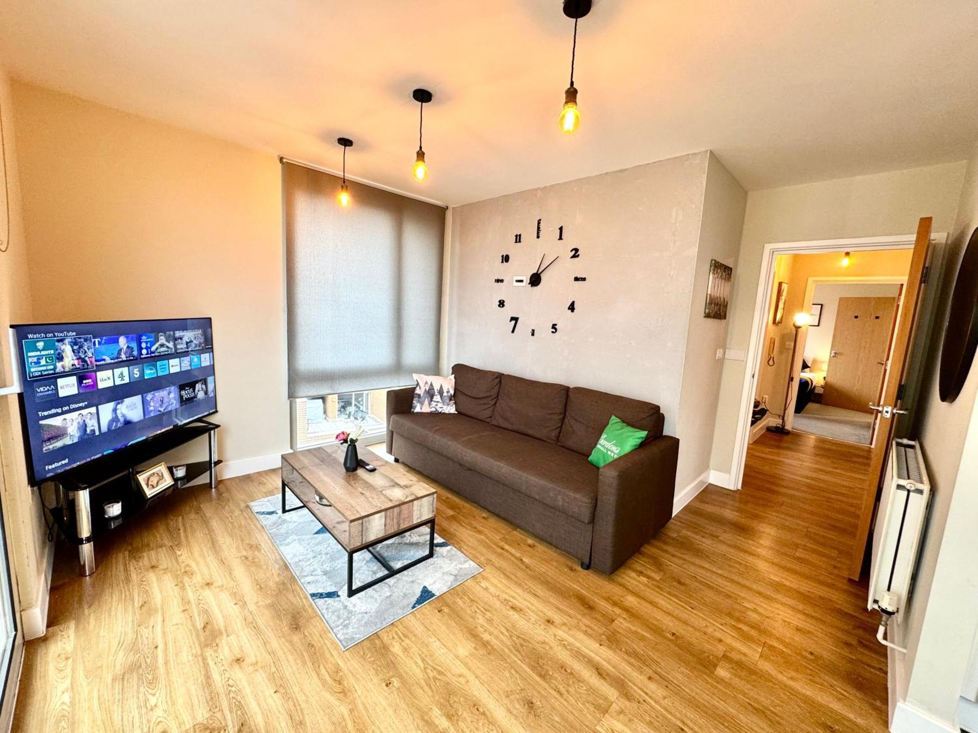 2 Bedrooms 2 Bath Modern Flat, Londdon View Balcony * London