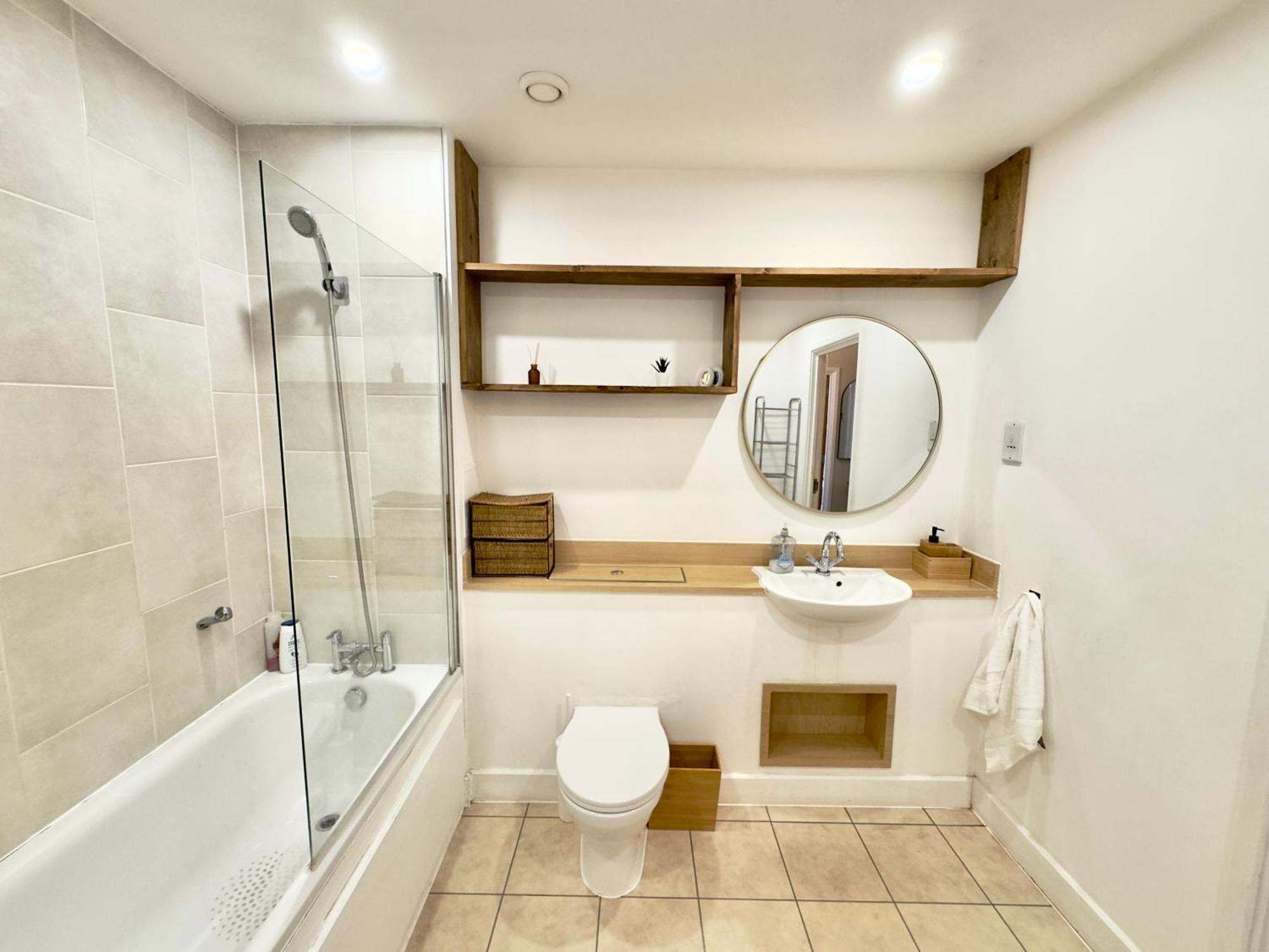 Apartment 2 Bedrooms 2 Bath Modern Flat, Londdon View Balcony London