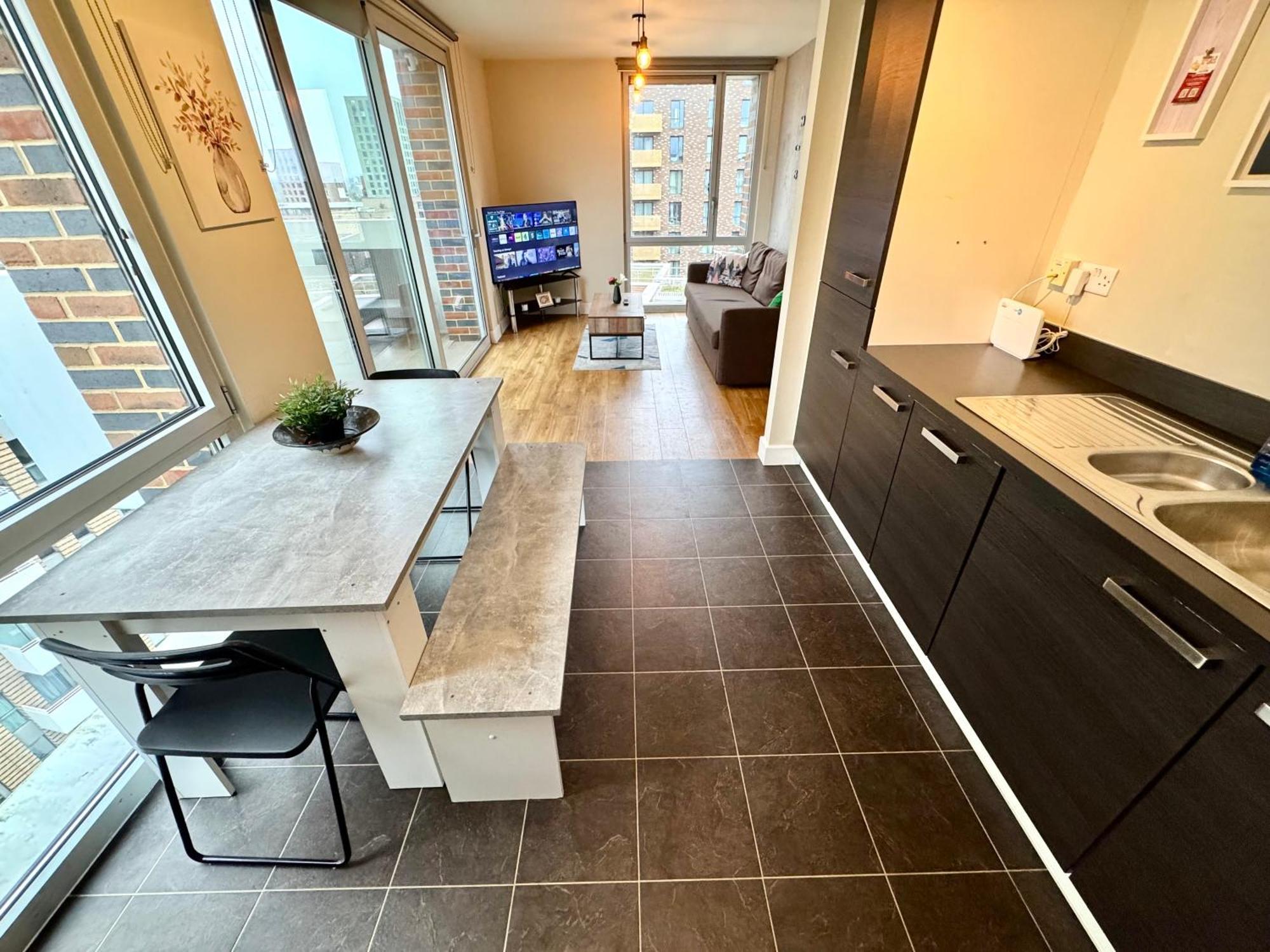 2 Bedrooms 2 Bath Modern Flat, Londdon View Balcony Apartment *