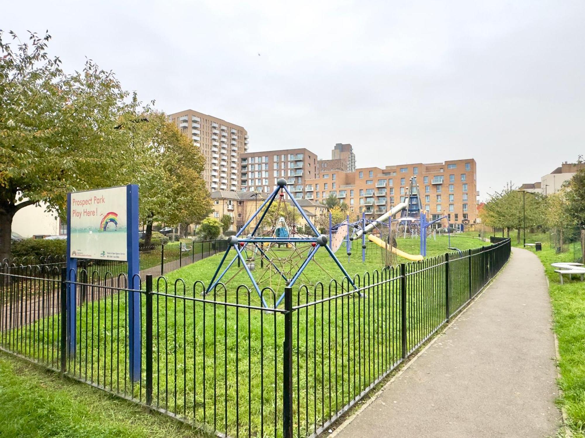 2 Bedrooms 2 Bath Modern Flat, Londdon View Balcony * London