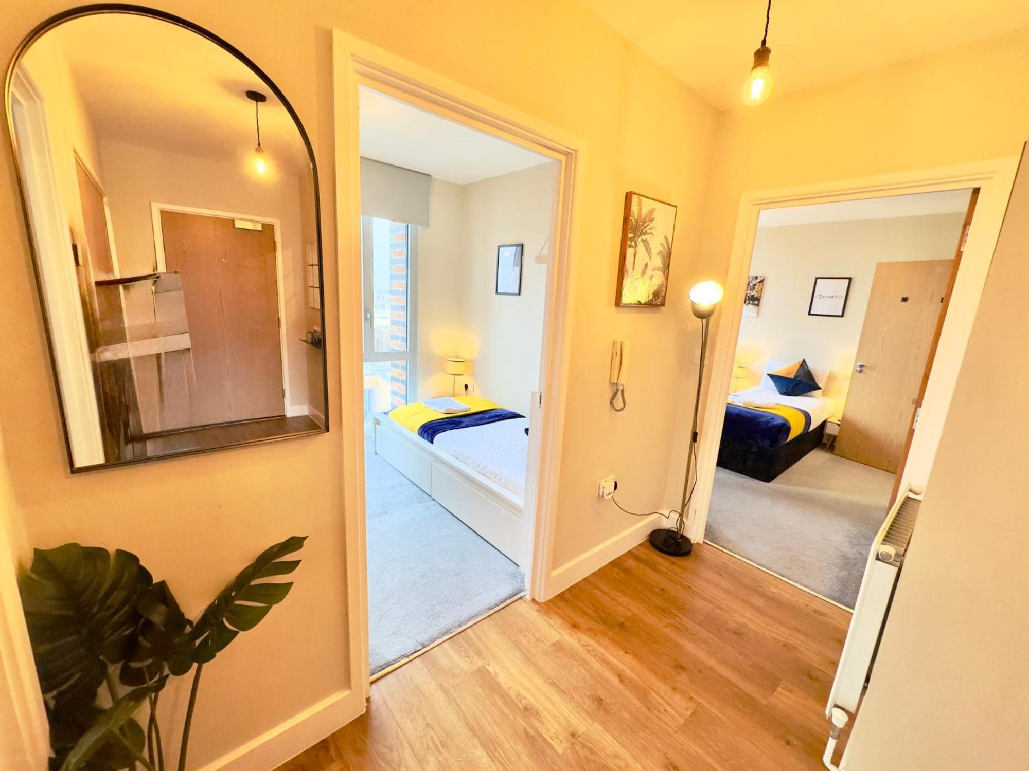 Apartment 2 Bedrooms 2 Bath Modern Flat, Londdon View Balcony