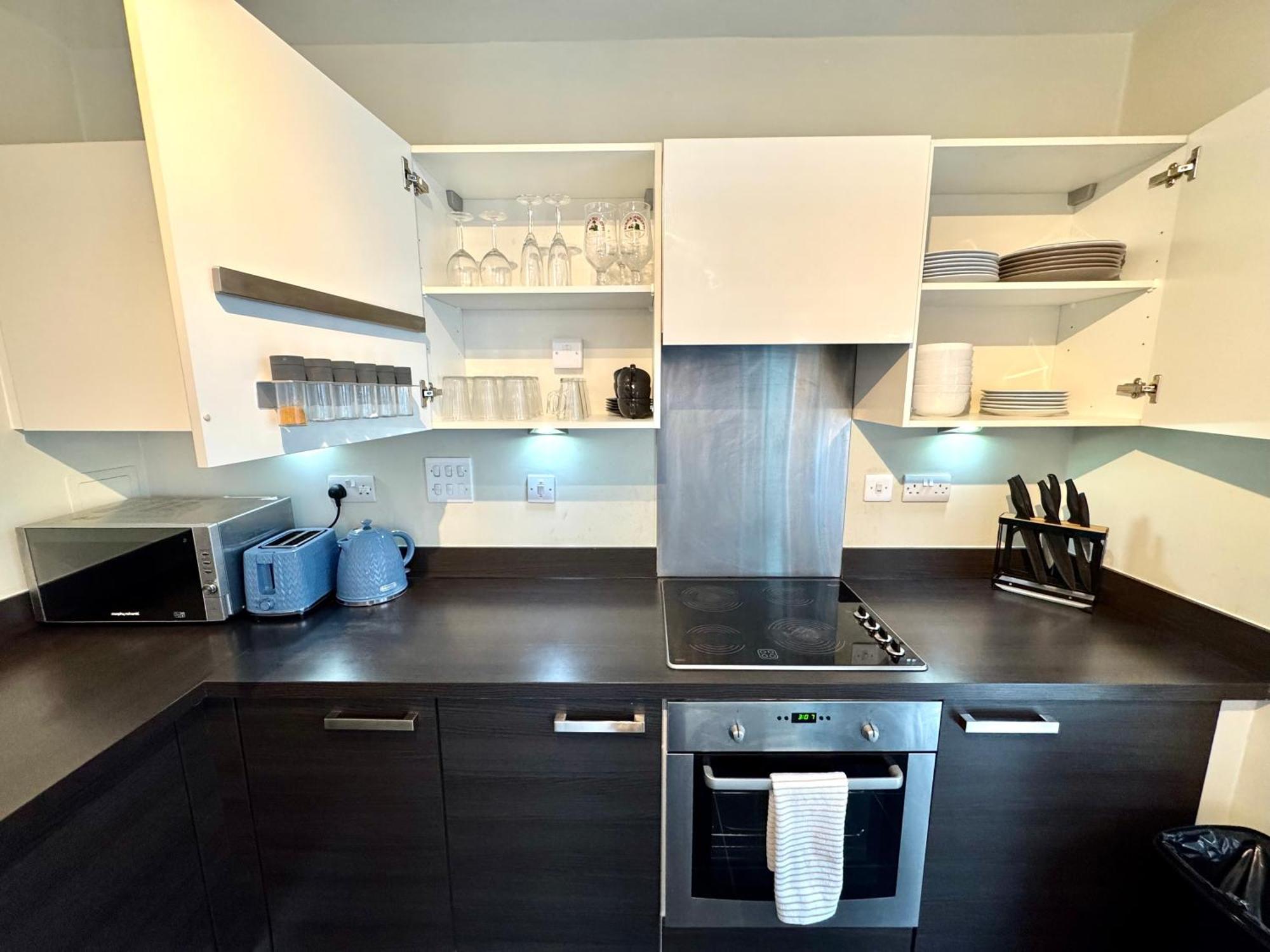 2 Bedrooms 2 Bath Modern Flat, Londdon View Balcony *