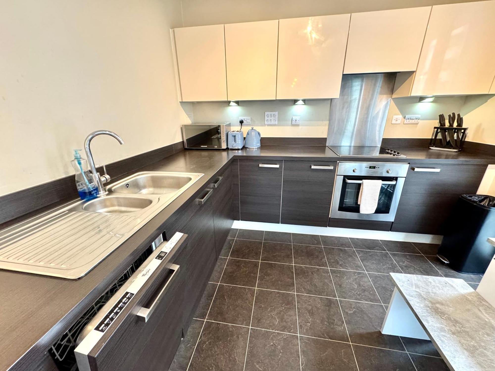 2 Bedrooms 2 Bath Modern Flat, Londdon View Balcony Apartment *