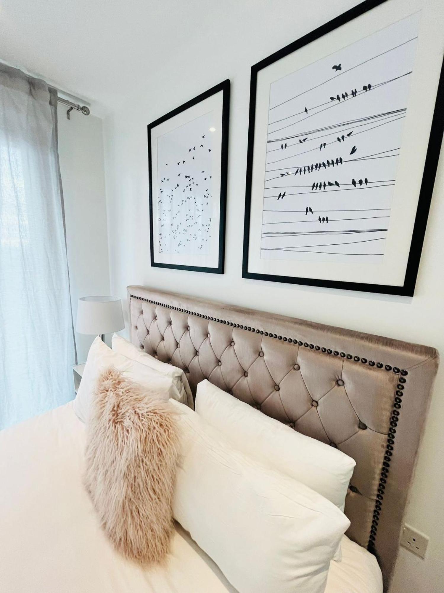 Gorgeous High-Rise Apartment - Skyline Views & Prime Central Location