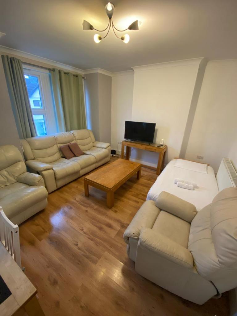 Apartment Bedroom Flat Colliers Wood *