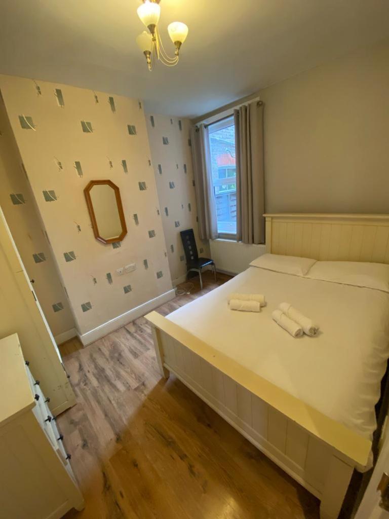 Bedroom Flat Colliers Wood * London