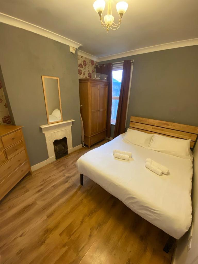Apartment Bedroom Flat Colliers Wood London