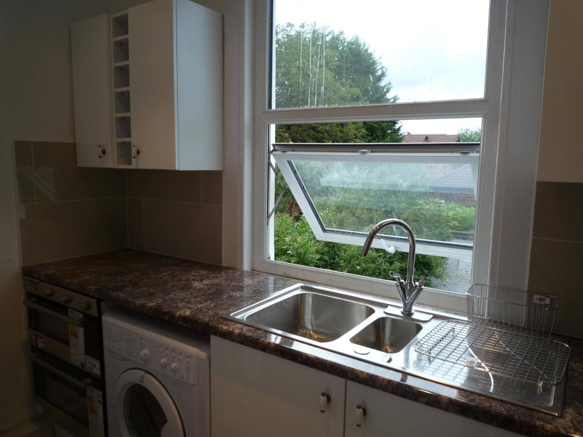 Bedroom Flat Colliers Wood * London