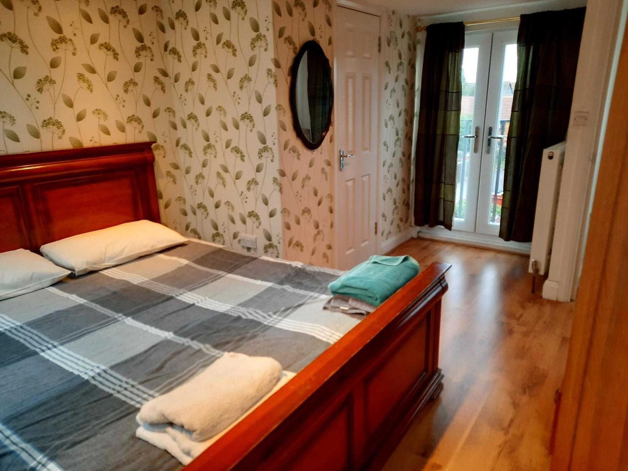 Bedroom Flat Colliers Wood Apartment *