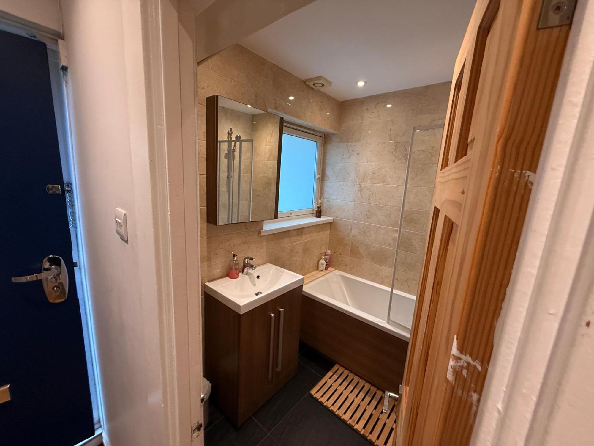 Two Bedroom Flat In The Heart Of Apartment *