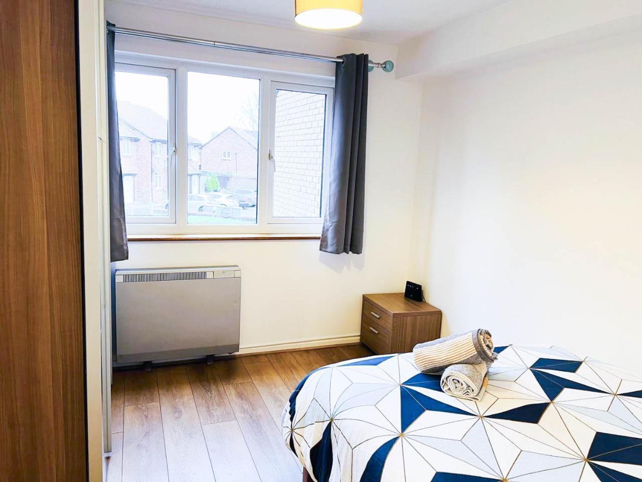 Apartment Comfort: 2-bedroom Flat With Parking And Transport Links *