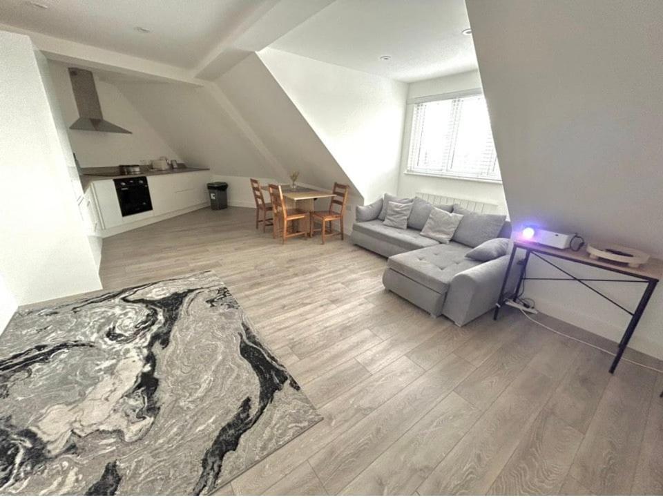 Cinematic 2 Bed Central Location