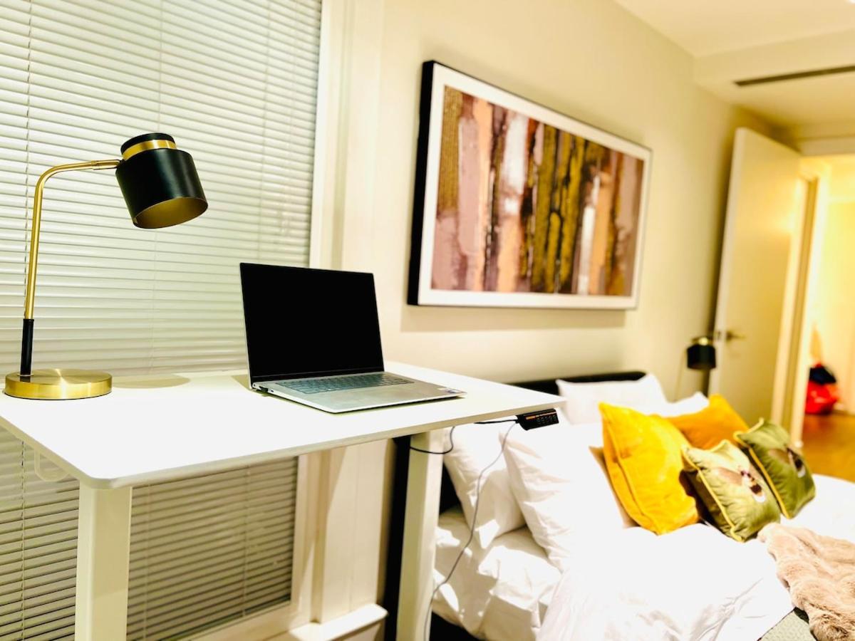 Apartment Luxury With Stunning Views In Prime Location - Perfect For Business Or Leisure *