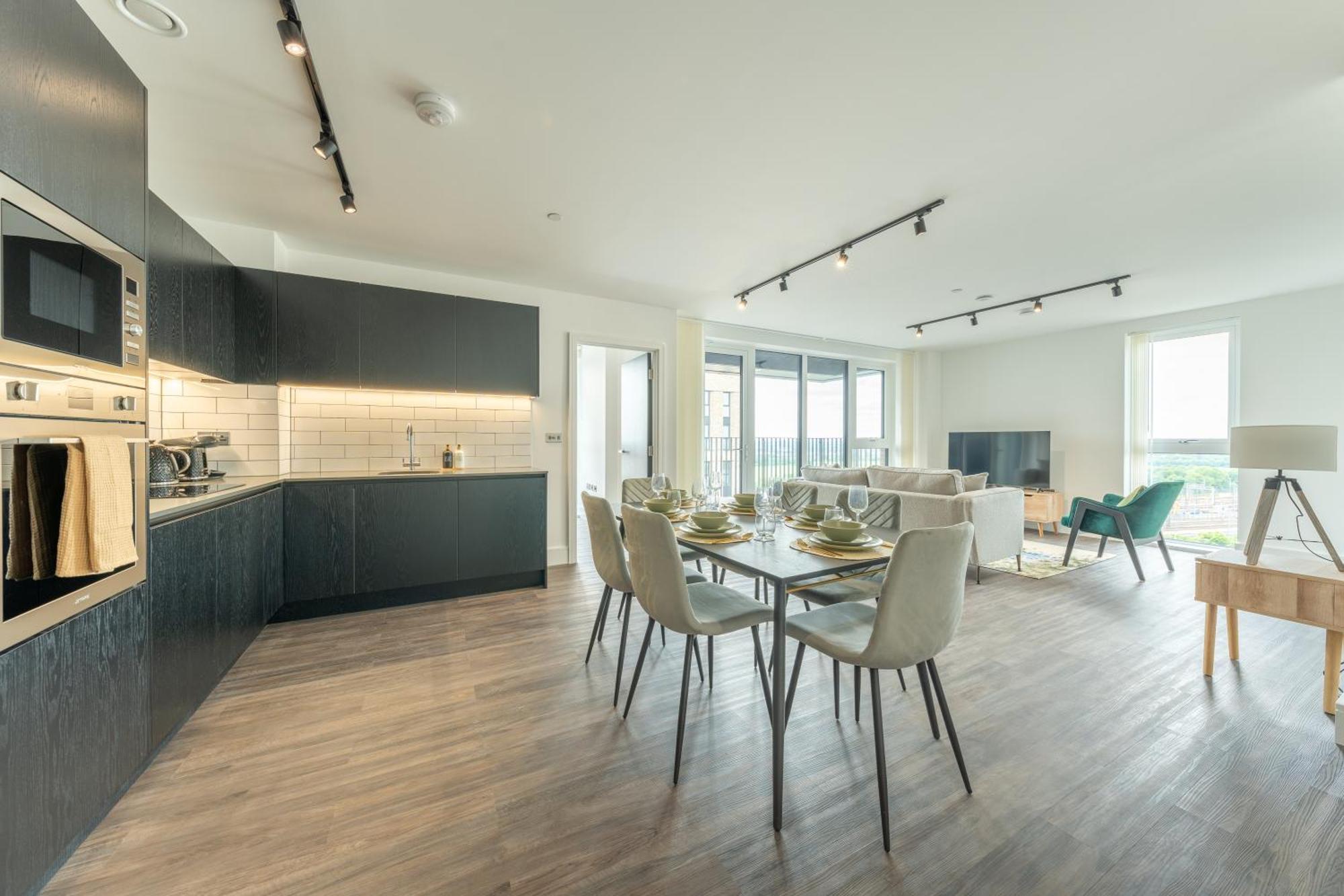 Mitre Monet By Artsy Apartment