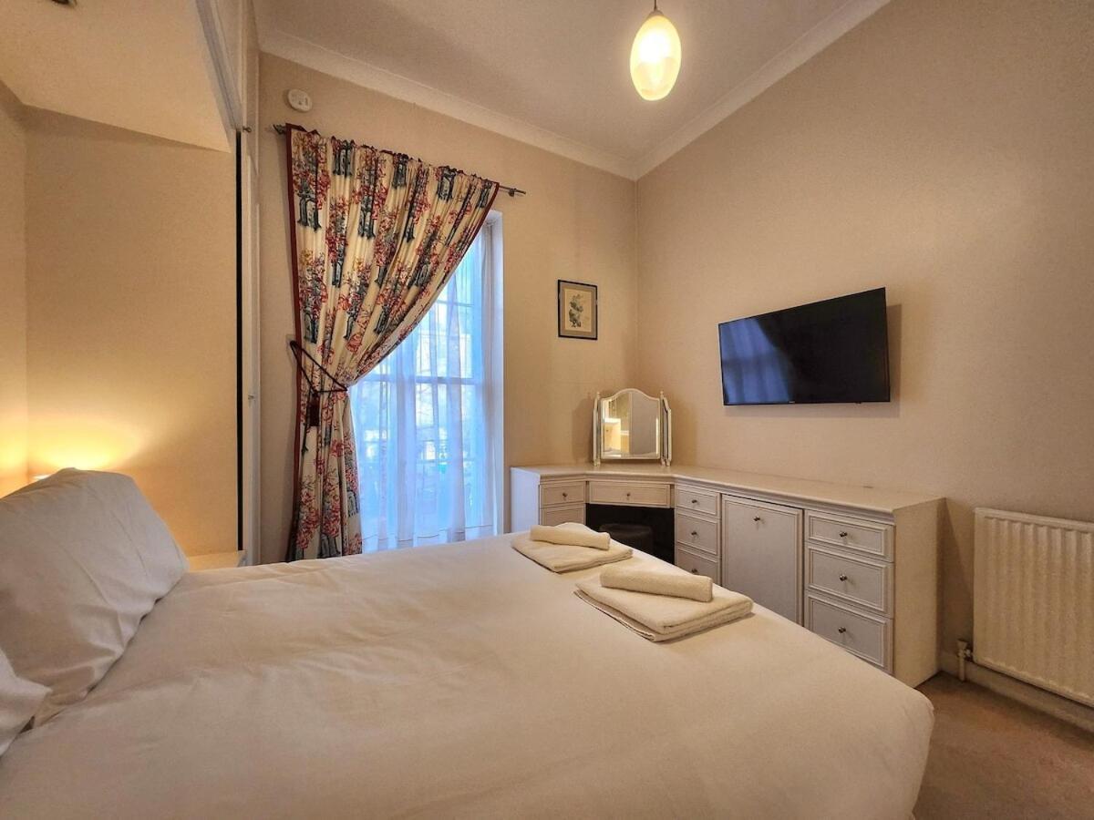 Apartment Elegant 2br Steps From Tube London
