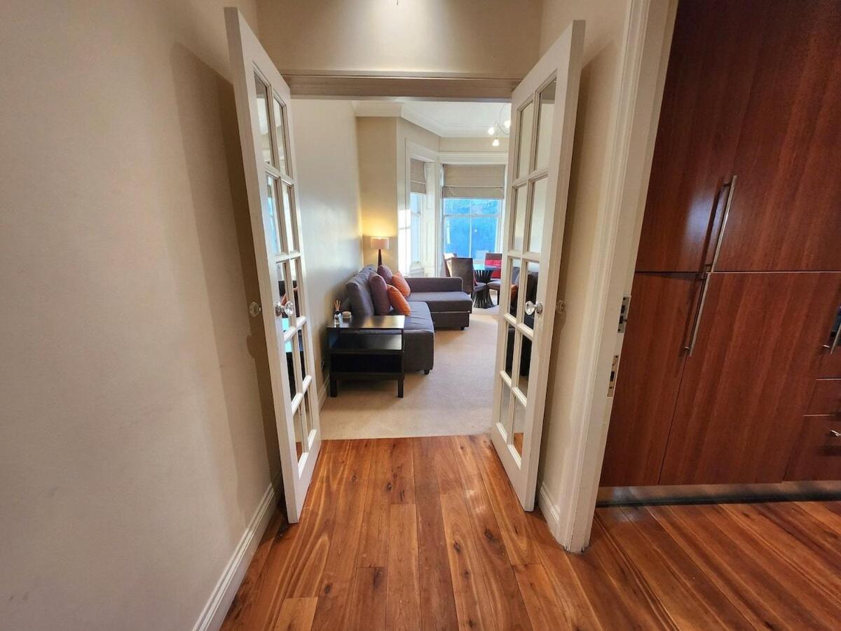 Elegant 2br Steps From Tube * London