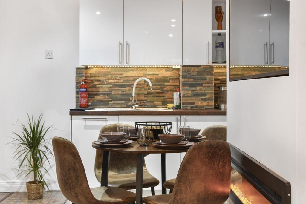 E15stratford 3bed 2bath Parking Apartment