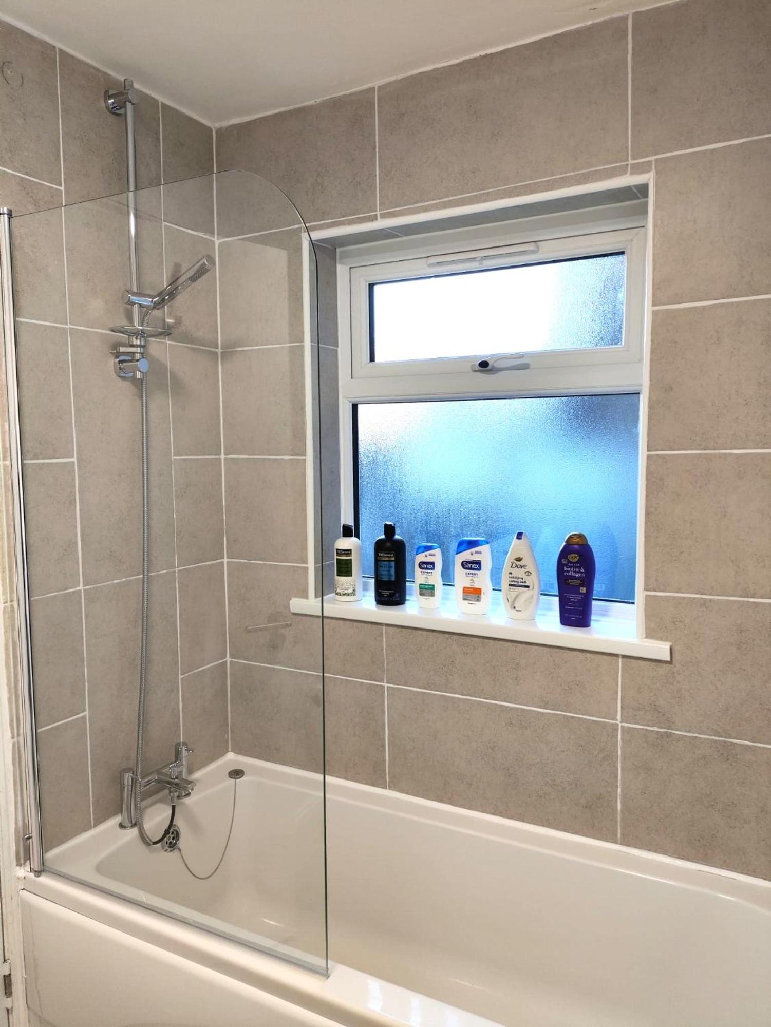 2-br In London, Ideal Location!