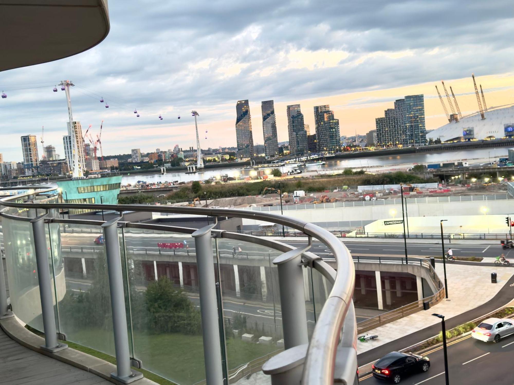 Apartment Excel Cosy With Balcony & River View Close To O2 Arena, Cable Car, Hall London