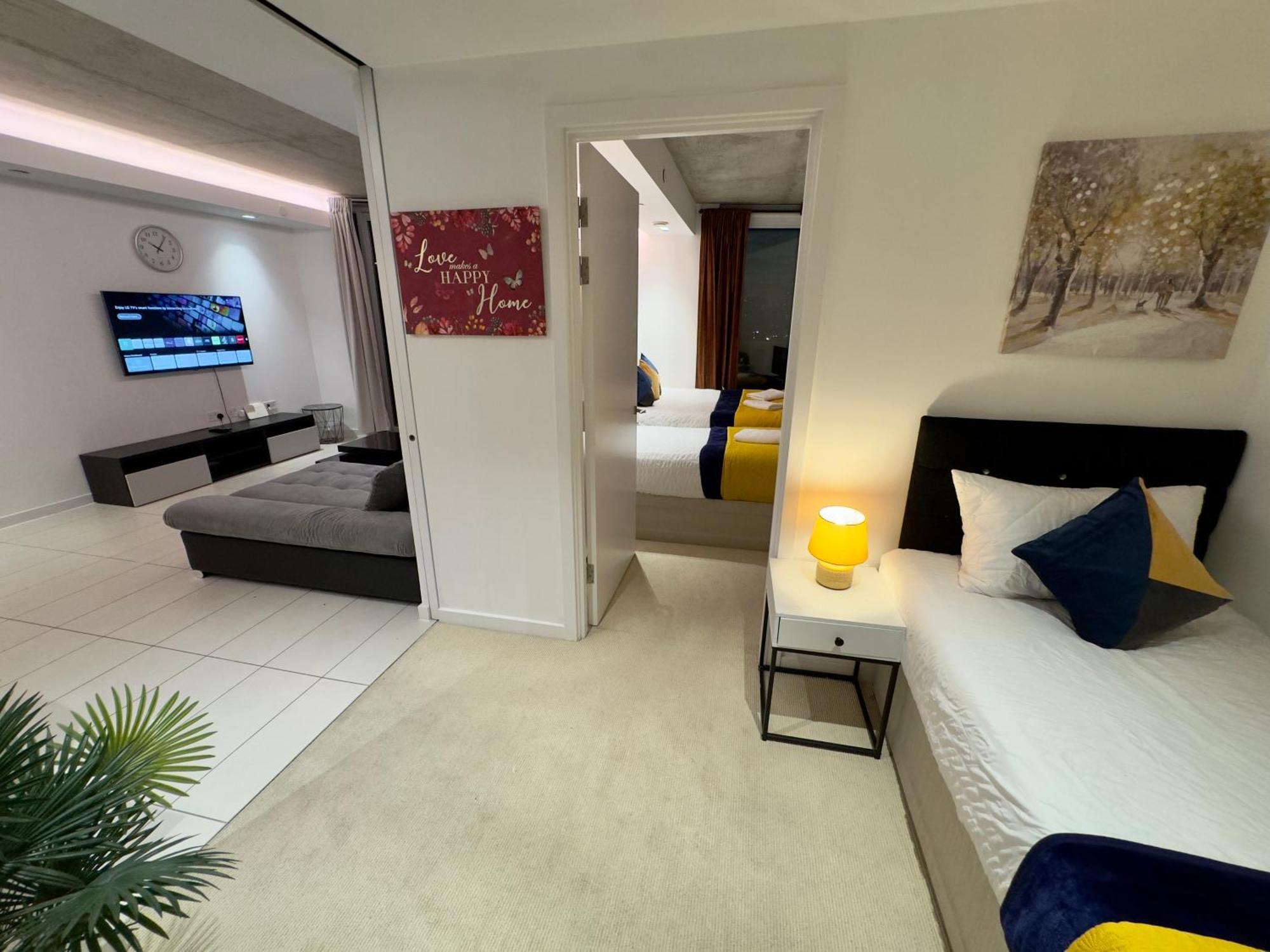 Apartment Excel Cosy With Balcony & River View Close To O2 Arena, Cable Car, Hall