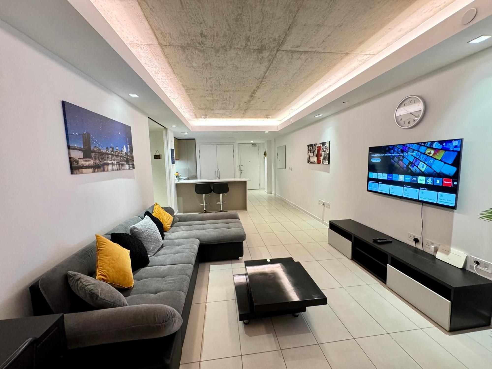 Apartment Excel Cosy With Balcony & River View Close To O2 Arena, Cable Car, Hall