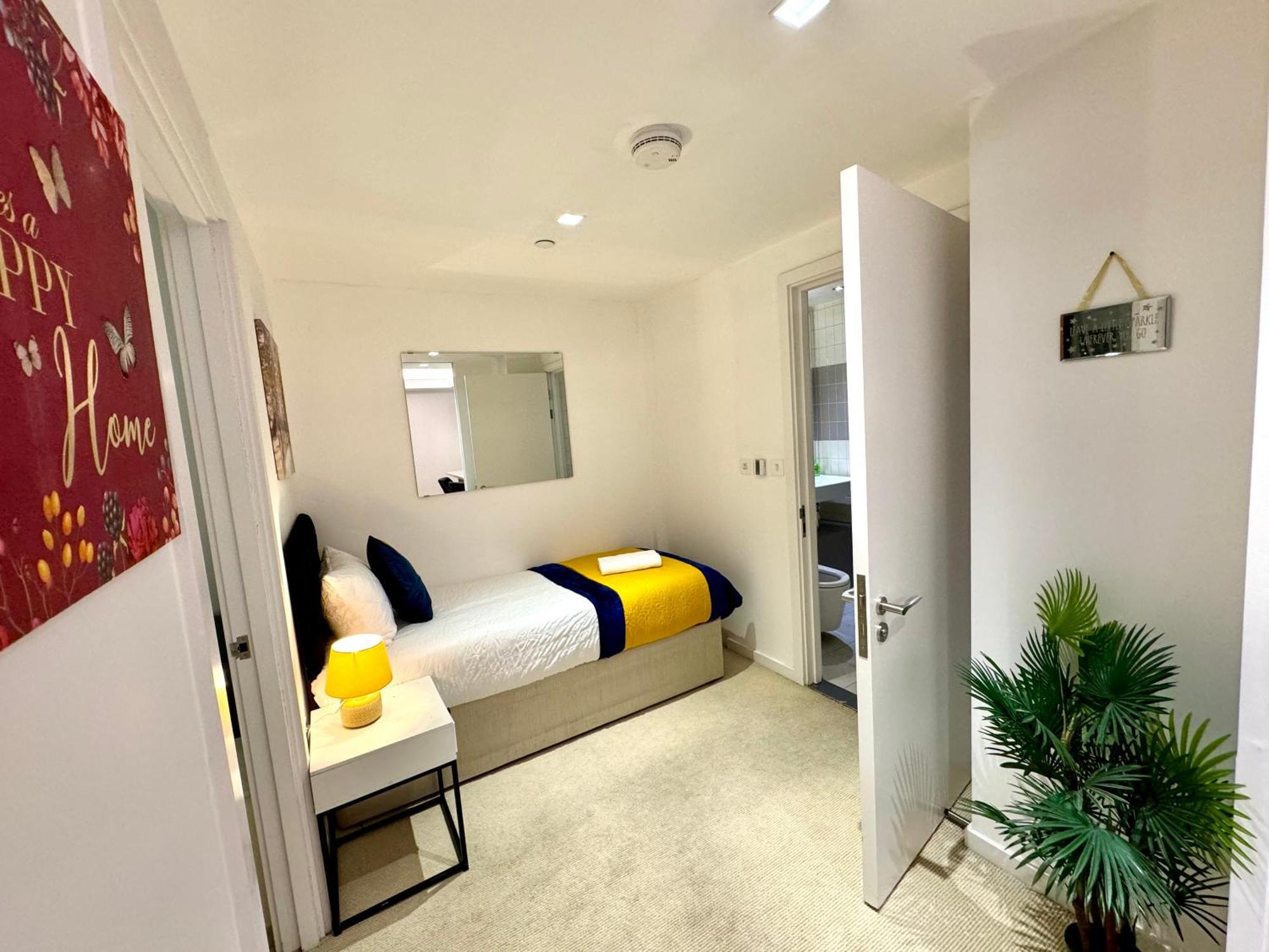 Apartment Excel Cosy With Balcony & River View Close To O2 Arena, Cable Car, Hall London