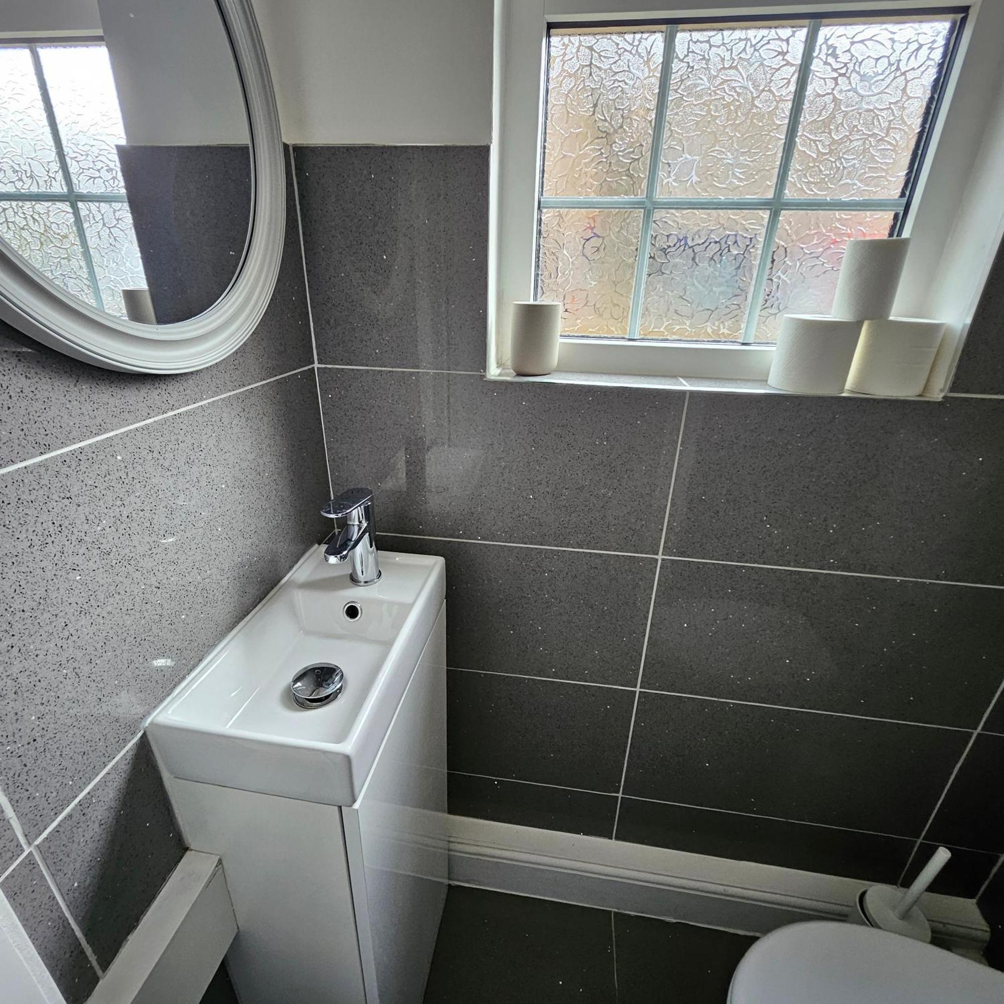 Modern Spacious 10 Minutes From Eye Guest house