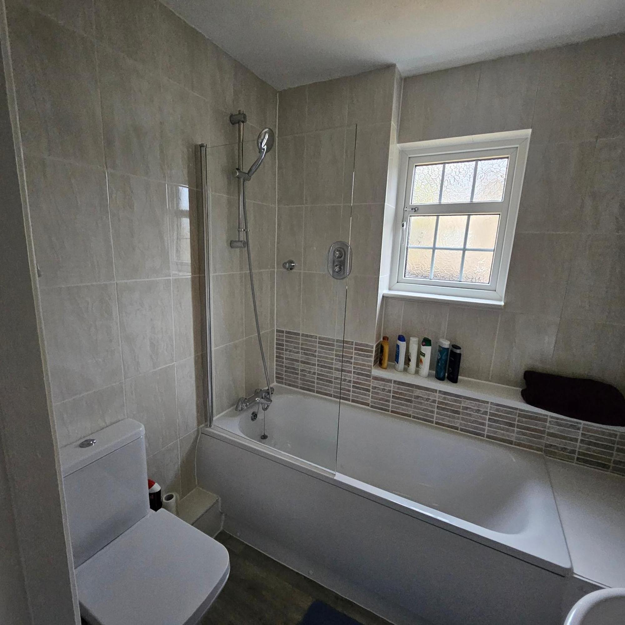 Modern Spacious 10 Minutes From Eye Guest house *