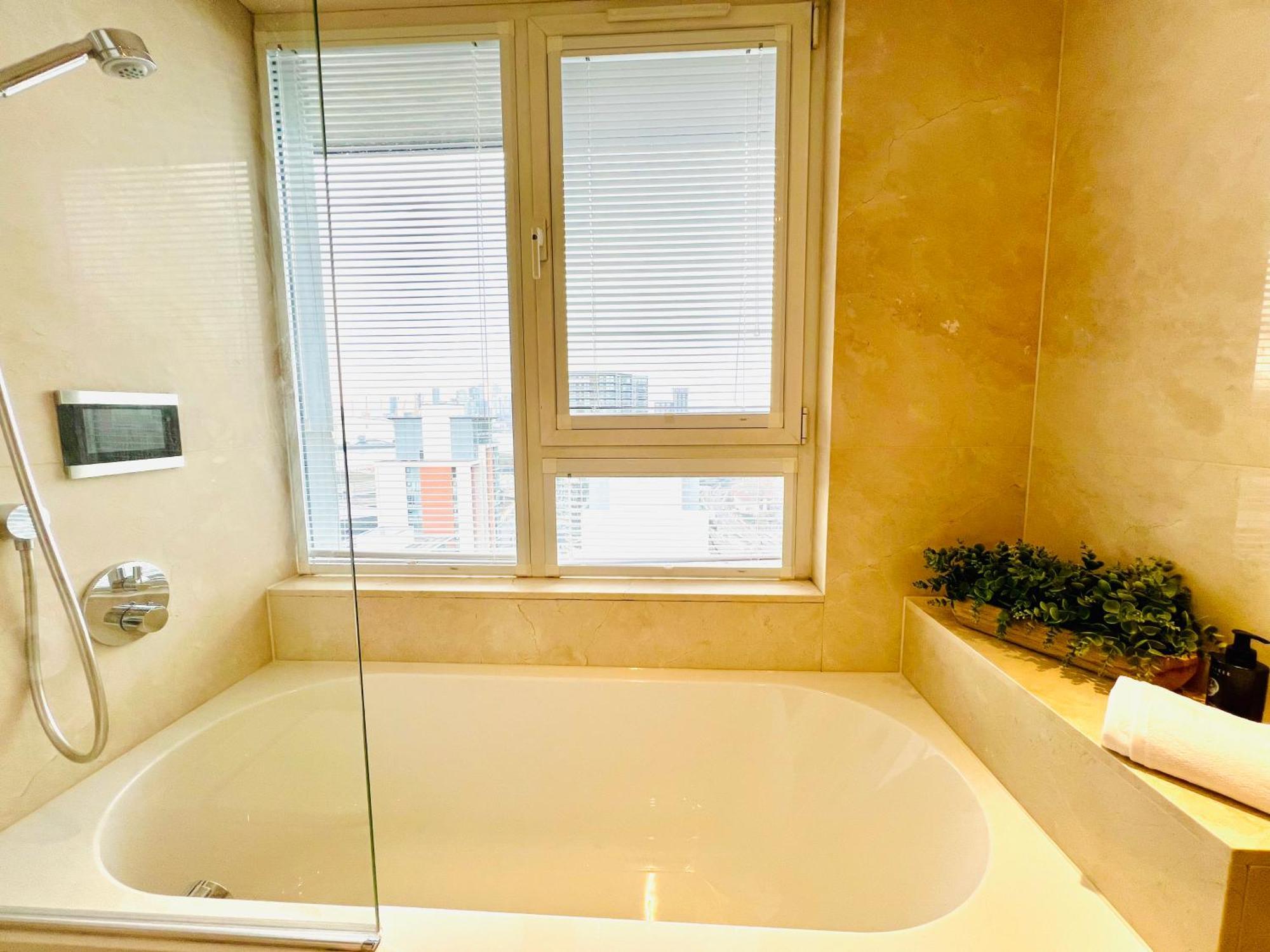 Luxury With Stunning Views In Prime Location - Perfect For Business Or Leisure Apartment