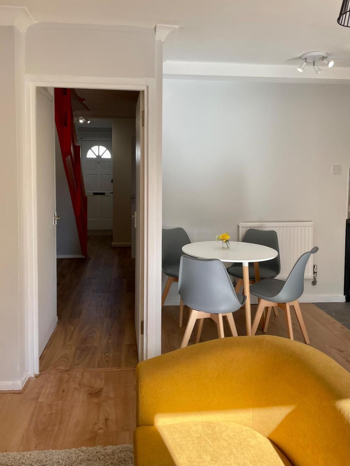 Colourful 4 Bedroom - Mile End - Central, Hammersmith & And District Lines Holiday home *