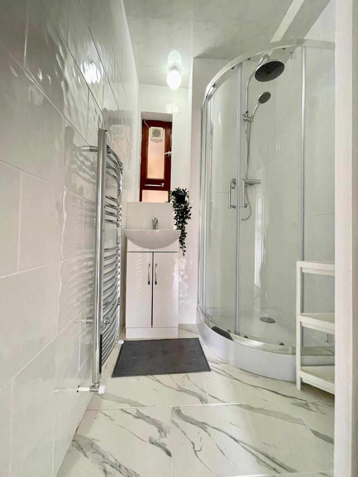 Holiday home Colourful 4 Bedroom - Mile End - Central, Hammersmith & And District Lines London