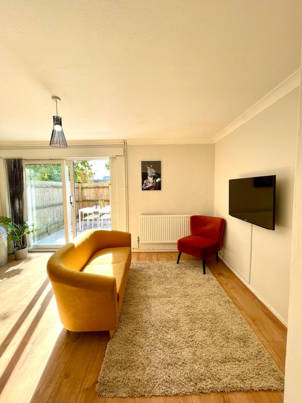 Colourful 4 Bedroom - Mile End - Central, Hammersmith & And District Lines London
