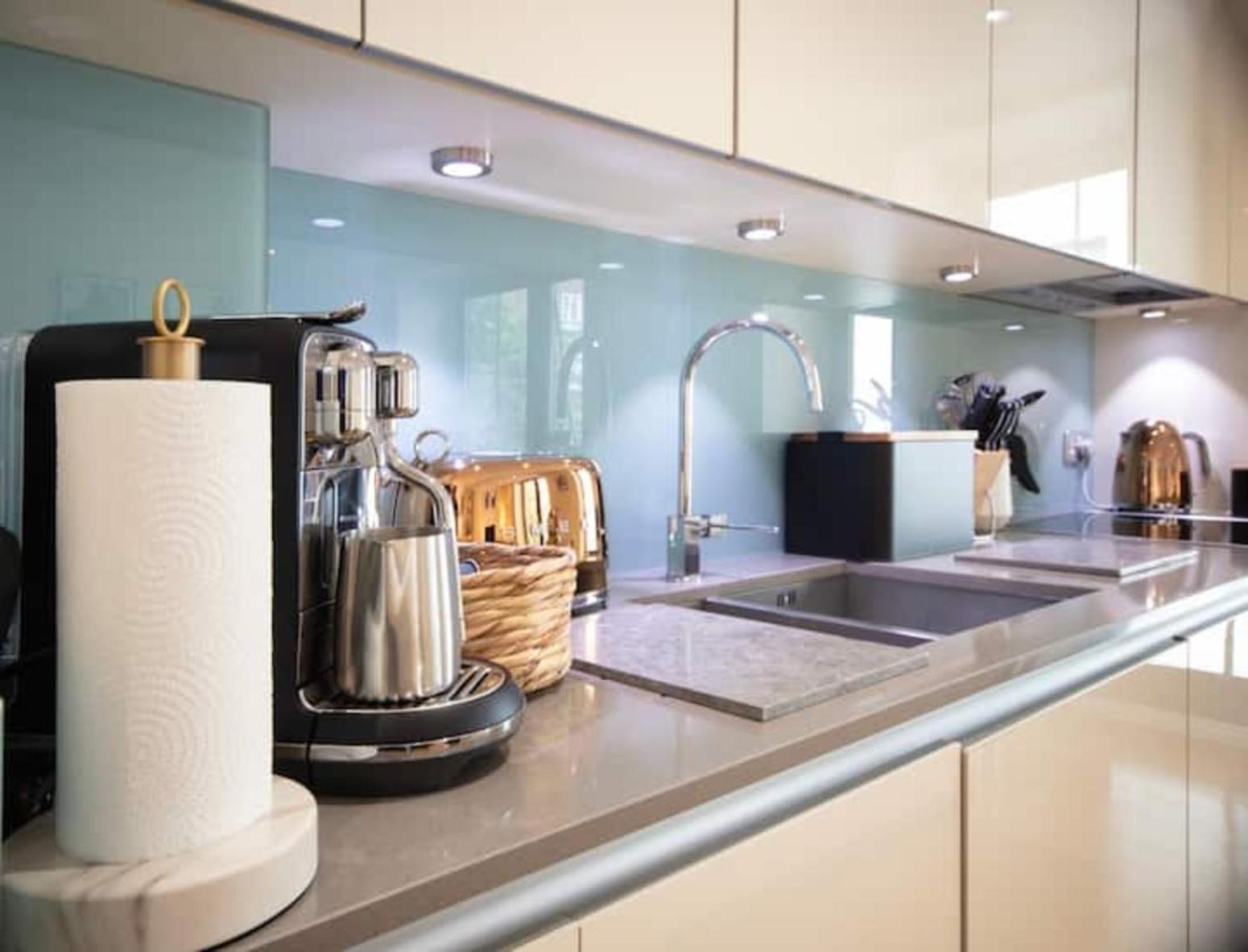 Westminster Two Bed One Bath Sleeps 5 Apartment *