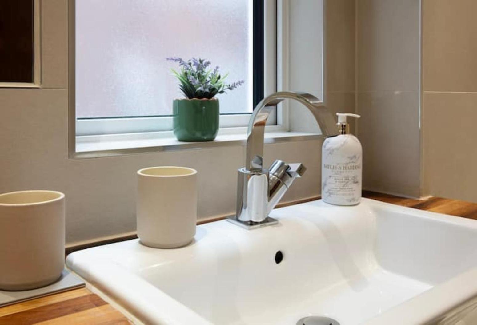 Westminster Two Bed One Bath Sleeps 5 London