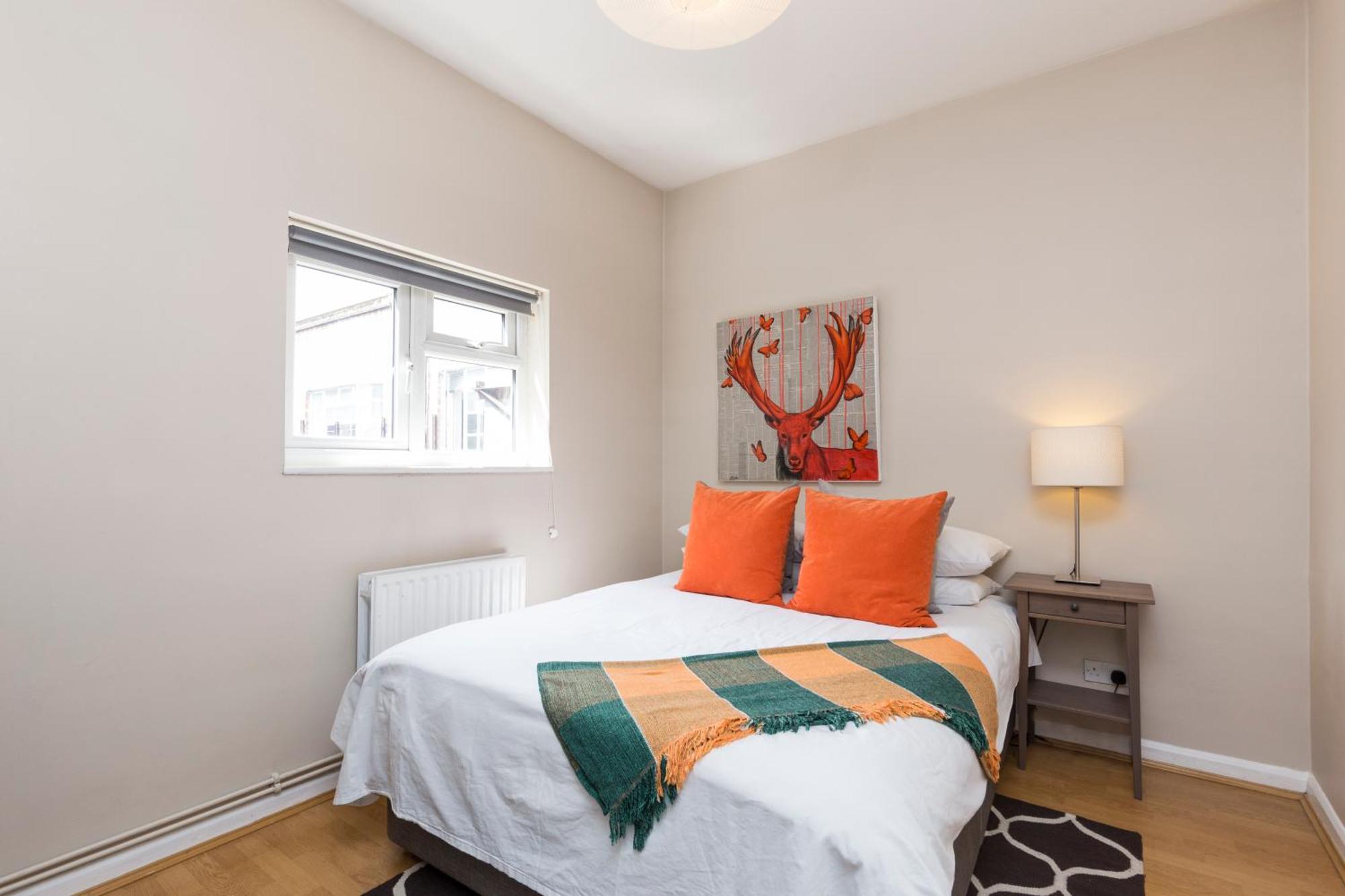Unrivaled Elegance In 3 Bedroom Covent Garden Apartment *