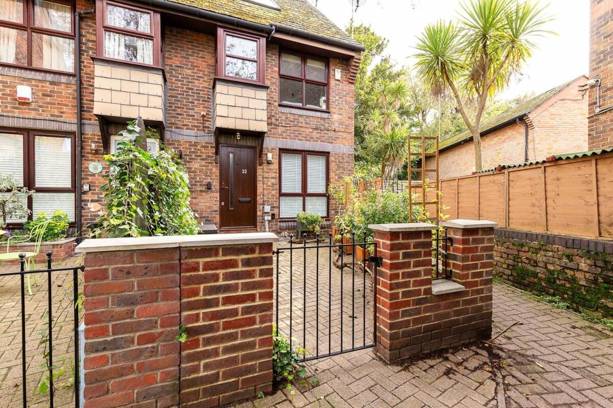 Apartment Cosy 1-bed Flat Near *