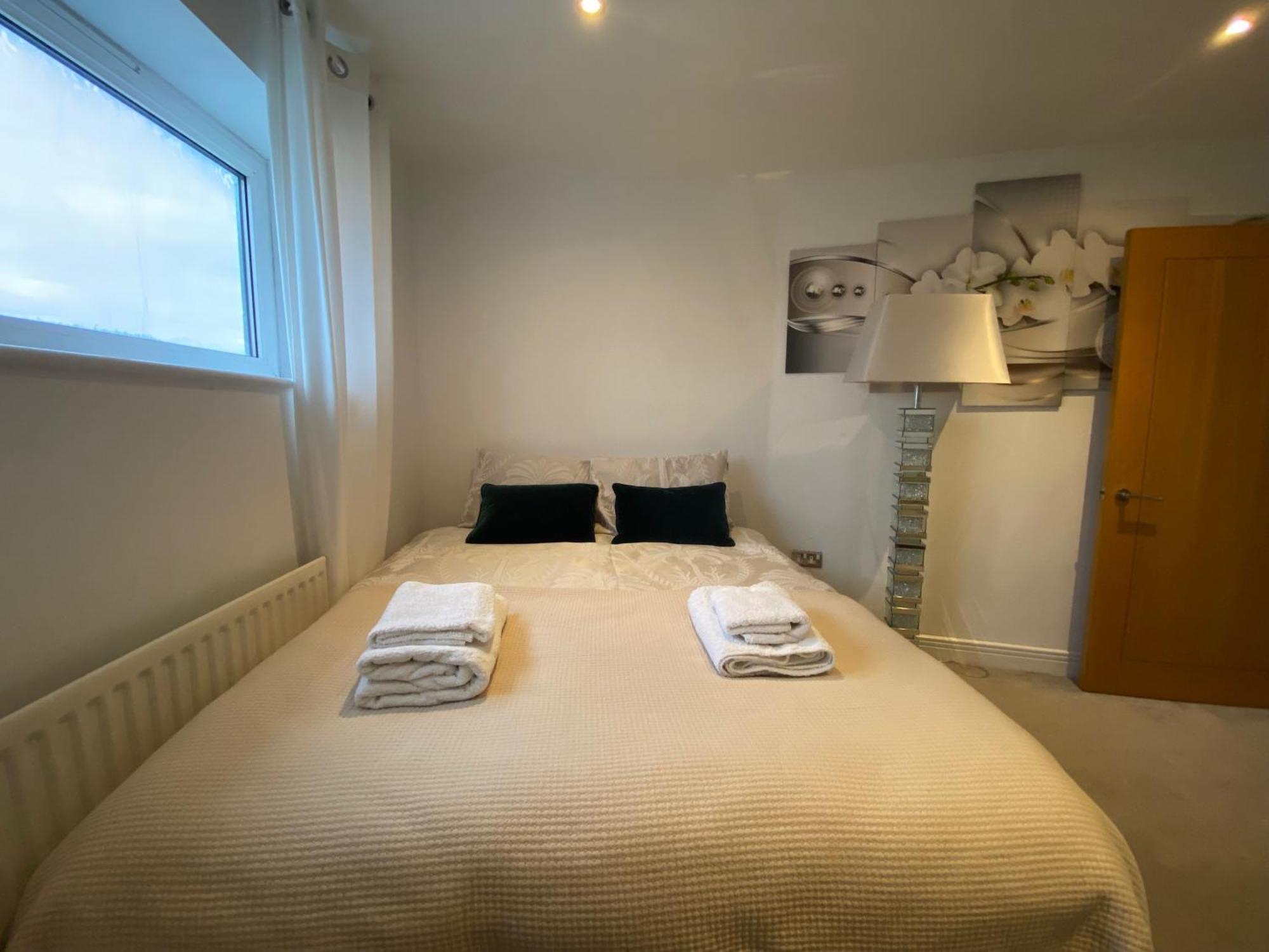 Apt-sleeps 4-parking - Balcony-river View Apartment London