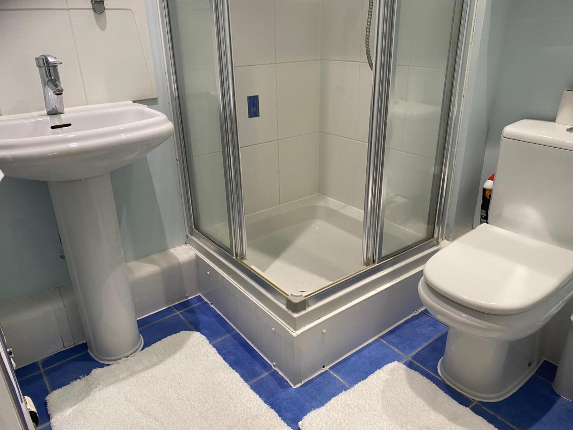 Apt-sleeps 4-parking - Balcony-river View London