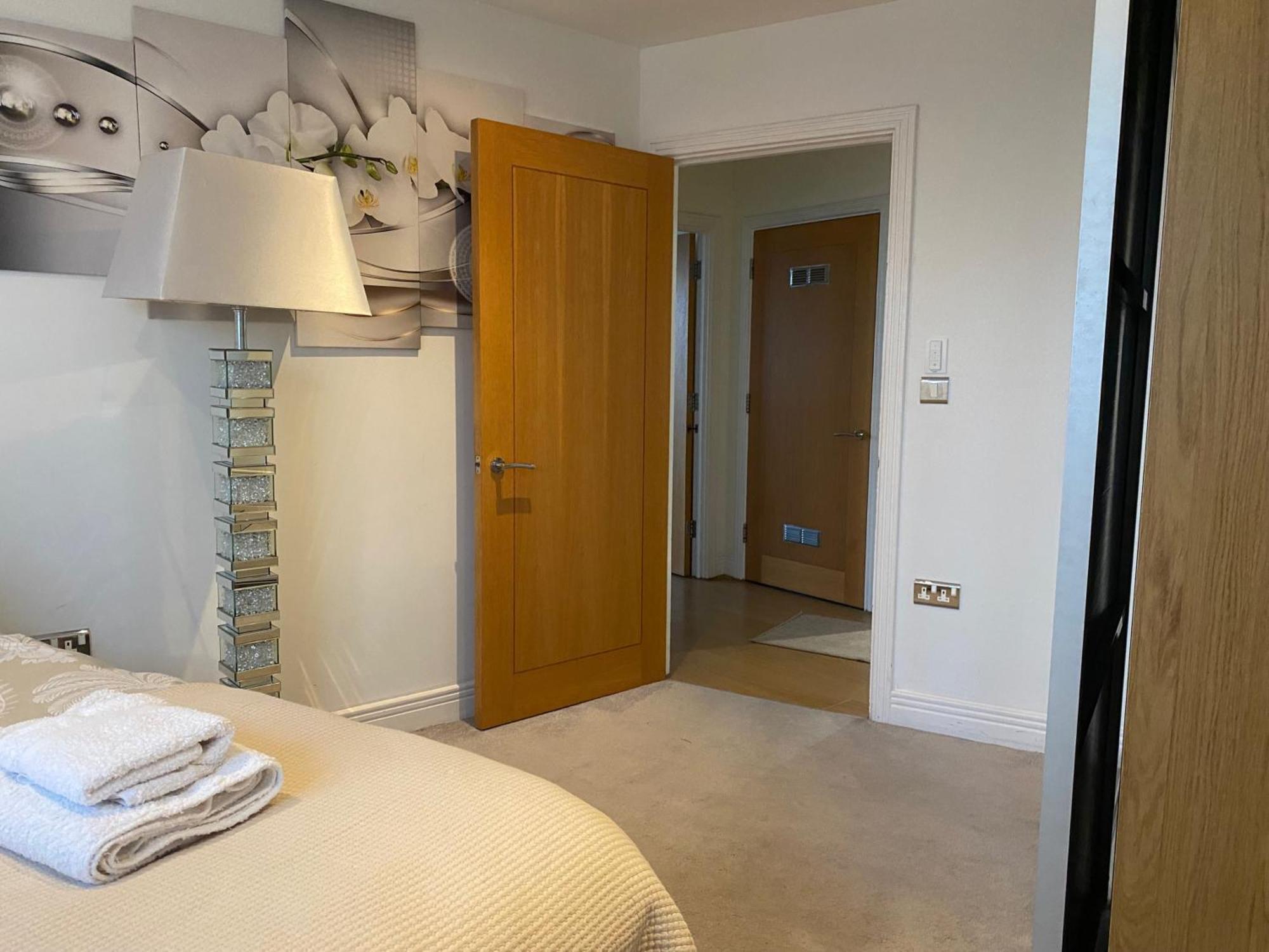 Apt-sleeps 4-parking - Balcony-river View * London