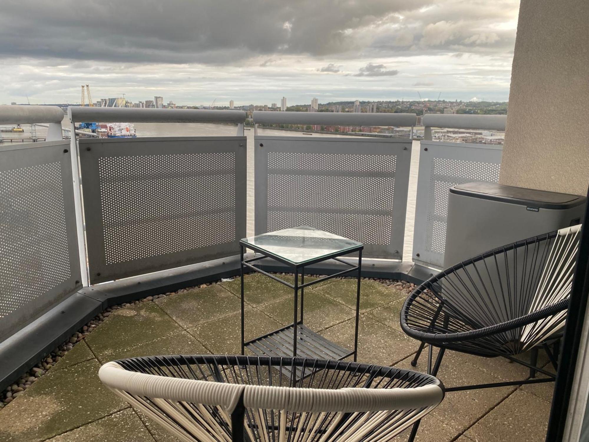 Apt-sleeps 4-parking - Balcony-river View
