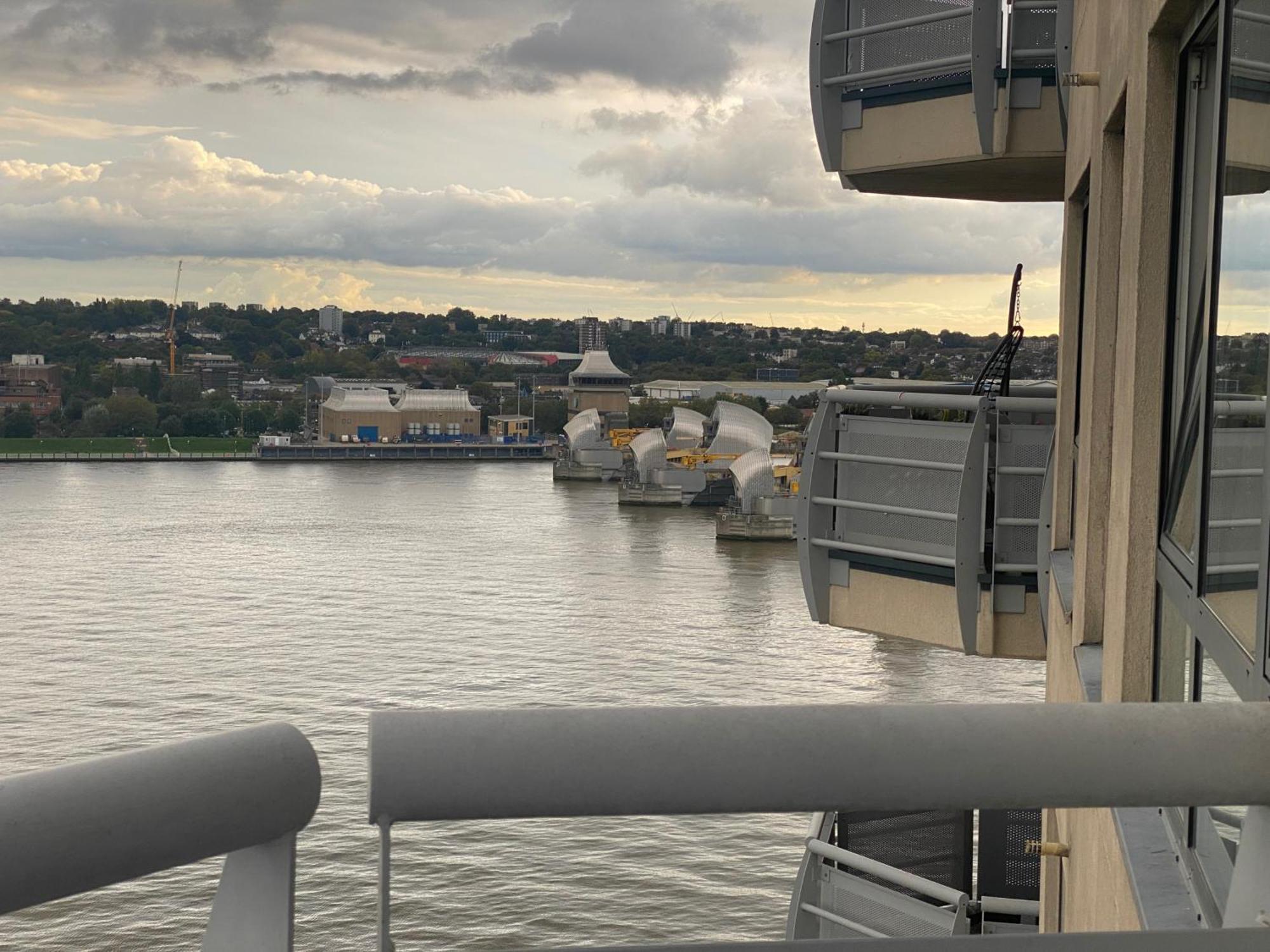 Apt-sleeps 4-parking - Balcony-river View Apartment London