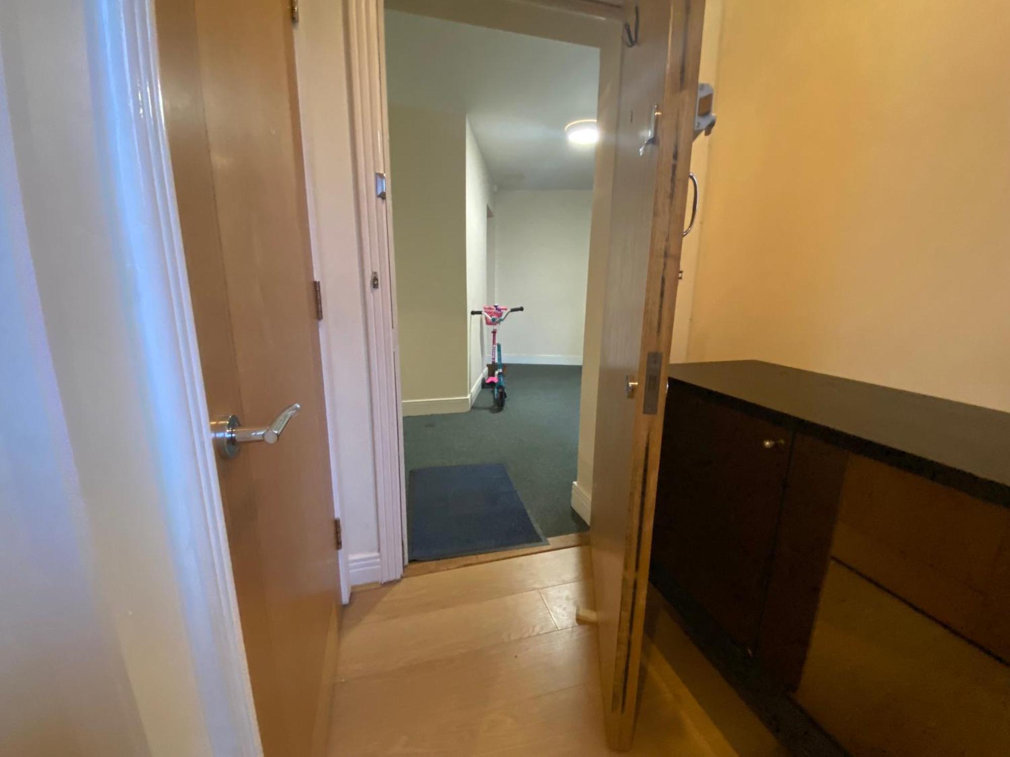Apt-sleeps 4-parking - Balcony-river View Apartment London